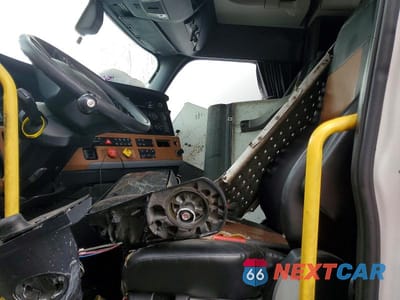 Piąte zdjęcie samochodu w środku: 2019 FREIGHTLINER CASCADIA 126 SEMI TRUCK VIN:3AKJHHDR7KSKR9361 - miniatura