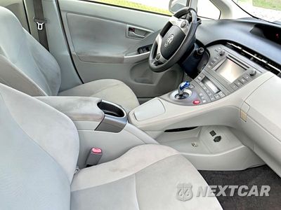 Piąte zdjęcie samochodu w środku: 2014 TOYOTA PRIUS TWO VIN:JTDKN3DU3E0390320 - miniatura