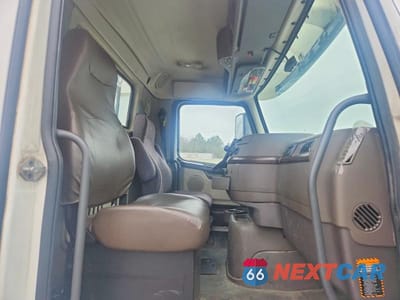Piąte zdjęcie samochodu w środku: 2017 VOLVO VNL SEMI TRUCK VIN:4V4N39TG5HN988082 - miniatura