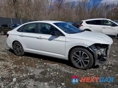 Czwarte zdjęcie samochodu z boku: 2024 VOLKSWAGEN JETTA SPORT VIN:3VWAM7BU5RM041216 - miniatura