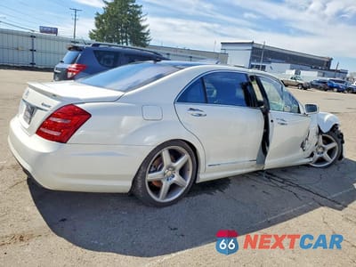 Trzecie zdjęcie samochodu z tyłu: 2013 MERCEDES-BENZ S 550 4MATIC VIN:WDDNG9EB2DA516396 - miniatura