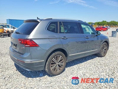 Trzecie zdjęcie samochodu z tyłu: 2018 VOLKSWAGEN TIGUAN SE VIN:3VV2B7AX5JM106368 - miniatura