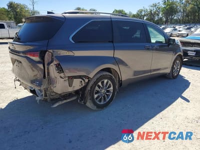 Trzecie zdjęcie samochodu z tyłu: 2022 TOYOTA SIENNA LE 8-PASSENGER VIN:5TDKRKEC1NS093189 - miniatura