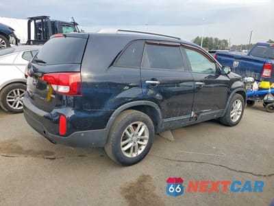 Trzecie zdjęcie samochodu z tyłu: 2015 KIA SORENTO LX VIN:5XYKTDA67FG616470 - miniatura