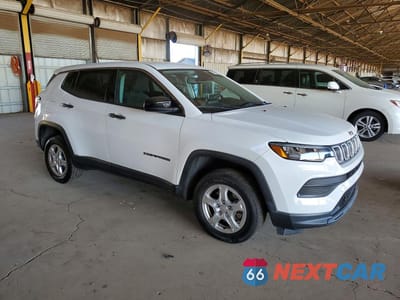 Czwarte zdjęcie samochodu z boku: 2022 JEEP COMPASS SPORT VIN:3C4NJDAB1NT117736 - miniatura