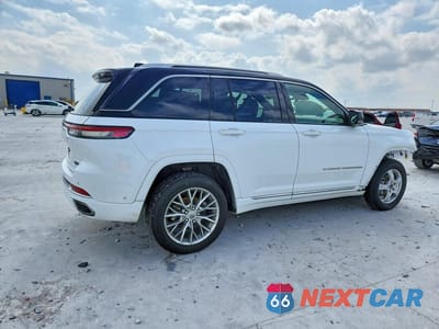 Trzecie zdjęcie samochodu z tyłu: 2022 JEEP GRAND CHEROKEE SUMMIT VIN:1C4RJGEG4N8539328 - miniatura