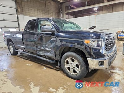 Czwarte zdjęcie samochodu z boku: 2018 TOYOTA TUNDRA SR5 VIN:5TFCW5F11JX023692 - miniatura