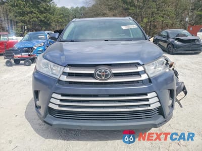 Piąte zdjęcie samochodu w środku: 2018 TOYOTA HIGHLANDER XLE VIN:5TDKZRFH9JS249833 - miniatura
