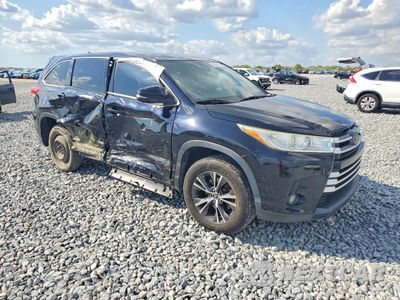 Czwarte zdjęcie samochodu z boku: 2018 TOYOTA HIGHLANDER LE PLUS VIN:5TDZZRFH1JS240252 - miniatura