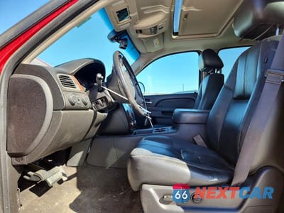 Zdjęcie 7 z 13 samochodu: 2013 CHEVROLET SUBURBAN K1500 LT VIN:1GNSKJE77DR205807 - miniatura