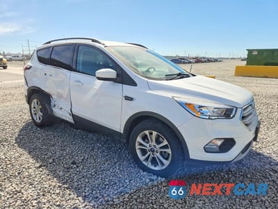 Czwarte zdjęcie samochodu z boku: 2018 FORD ESCAPE SE VIN:1FMCU9GD4JUB45305 - miniatura