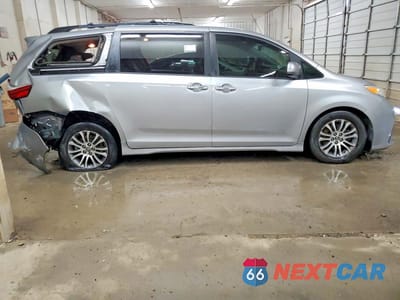 Trzecie zdjęcie samochodu z tyłu: 2018 TOYOTA SIENNA XLE 8-PASSENGER VIN:5TDYZ3DC0JS913855 - miniatura