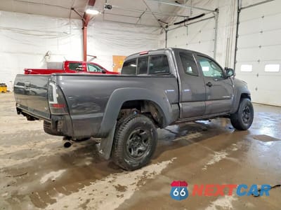 Trzecie zdjęcie samochodu z tyłu: 2011 TOYOTA TACOMA V6 VIN:5TFUU4EN1BX002433 - miniatura