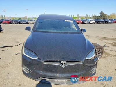 Piąte zdjęcie samochodu w środku: 2017 TESLA MODEL X VIN:5YJXCAE27HF076706 - miniatura