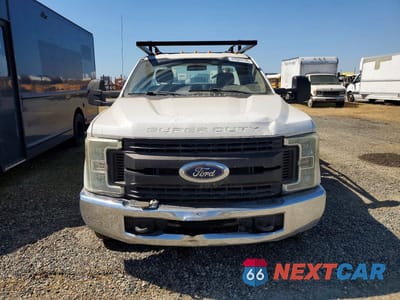Piąte zdjęcie samochodu w środku: 2017 FORD F350 SUPER DUTY FLATBED TRUCK VIN:1FDRF3G6XHEB22733 - miniatura
