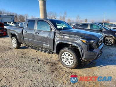 Czwarte zdjęcie samochodu z boku: 2025 TOYOTA TACOMA SR5 VIN:3TMLB5JN1SM194973 - miniatura