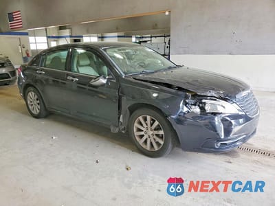 Czwarte zdjęcie samochodu z boku: 2014 CHRYSLER 200 LIMITED VIN:1C3CCBCG5EN180468 - miniatura