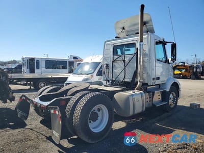 Czwarte zdjęcie samochodu z boku: 2019 VOLVO VNR SEMI TRUCK VIN:4V4W19DF8KN202881 - miniatura