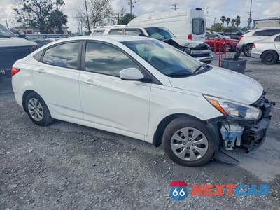 Czwarte zdjęcie samochodu z boku: 2016 HYUNDAI ACCENT SE VIN:KMHCT4AE7GU141149 - miniatura