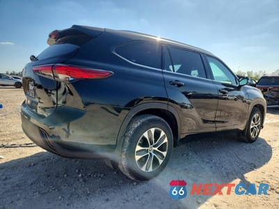 Trzecie zdjęcie samochodu z tyłu: 2021 TOYOTA HIGHLANDER XLE VIN:5TDGZRBH3MS536326 - miniatura