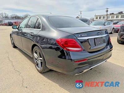 Trzecie zdjęcie samochodu z tyłu: 2019 MERCEDES-BENZ E 300 4MATIC VIN:WDDZF4KB8KA573789 - miniatura