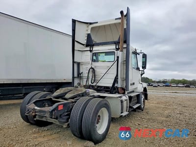 Czwarte zdjęcie samochodu z boku: 2017 VOLVO VNL SEMI TRUCK VIN:4V4N39TGXHN988112 - miniatura