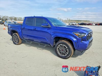 Czwarte zdjęcie samochodu z boku: 2024 TOYOTA TACOMA TRD SPORT VIN:3TMLB5JN1RM055856 - miniatura