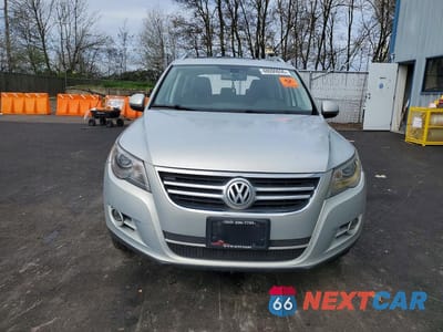 Piąte zdjęcie samochodu w środku: 2011 VOLKSWAGEN TIGUAN S VIN:WVGBV7AX2BW513941 - miniatura