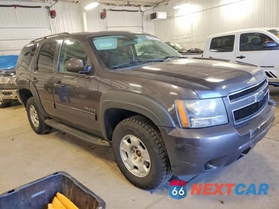 Czwarte zdjęcie samochodu z boku: 2011 CHEVROLET TAHOE K1500 LS VIN:1GNSKAE08BR200891 - miniatura