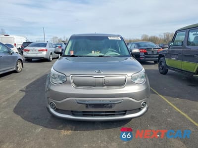 Piąte zdjęcie samochodu w środku: 2018 KIA SOUL EV + VIN:KNDJX3AE2J7032274 - miniatura