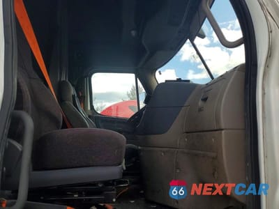 Piąte zdjęcie samochodu w środku: 2018 FREIGHTLINER CASCADIA 125 SEMI TRUCK VIN:1FUJGLDR1JLHF2680 - miniatura