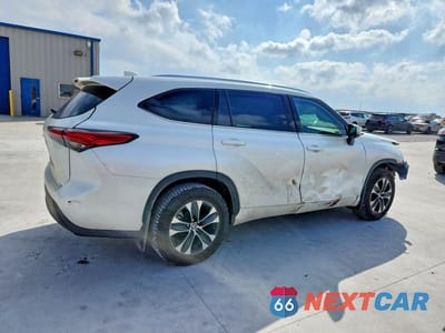 Trzecie zdjęcie samochodu z tyłu: 2020 TOYOTA HIGHLANDER XLE VIN:5TDGZRAH9LS513391 - miniatura