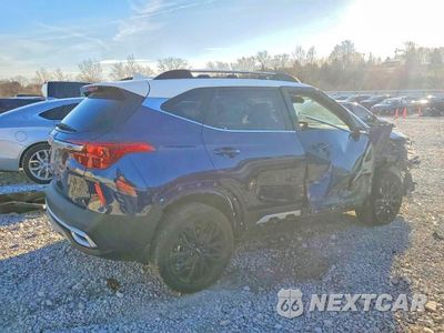Trzecie zdjęcie samochodu z tyłu: 2023 KIA SELTOS NIGHTFALL VIN:KNDEUCA26P7351038 - miniatura