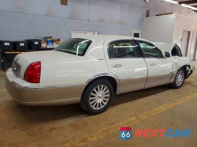 Trzecie zdjęcie samochodu z tyłu: 2004 LINCOLN TOWN CAR EXECUTIVE VIN:1LNHM81WX4Y672630 - miniatura