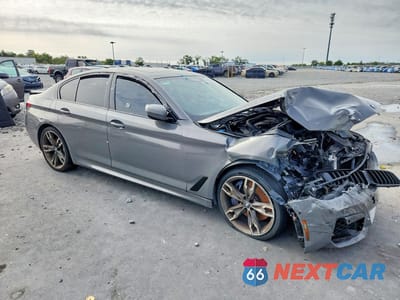 Czwarte zdjęcie samochodu z boku: 2021 BMW M550XI XDRIVE VIN:WBA13BK01MCF22757 - miniatura