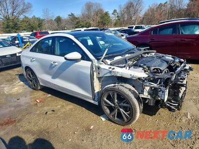 Czwarte zdjęcie samochodu z boku: 2024 AUDI A3 PREMIUM VIN:WAUGUDGY1RA067233 - miniatura
