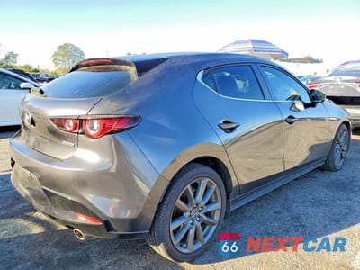 Trzecie zdjęcie samochodu z tyłu: 2023 MAZDA 3 SELECT VIN:JM1BPAKMXP1616562 - miniatura