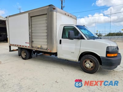 Czwarte zdjęcie samochodu z boku: 2020 CHEVROLET EXPRESS BOX TRUCK VIN:1GB3GSCG4L1143324 - miniatura