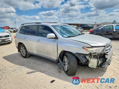 Czwarte zdjęcie samochodu z boku: 2013 TOYOTA HIGHLANDER SE VIN:5TDZK3EH8DS137949 - miniatura