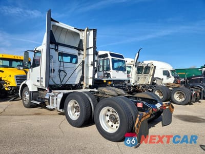 Trzecie zdjęcie samochodu z tyłu: 2020 VOLVO VNR SEMI TRUCK VIN:4V4WC9EG2LN266725 - miniatura