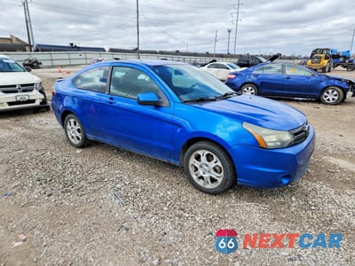 Czwarte zdjęcie samochodu z boku: 2010 FORD FOCUS SE VIN:1FAHP3CN2AW248553 - miniatura