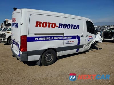 Trzecie zdjęcie samochodu z tyłu: 2022 MERCEDES BENZ SPRINTER 2500 UTILITY / SERVICE VAN VIN:W1Y4EBHY3NT101611 - miniatura