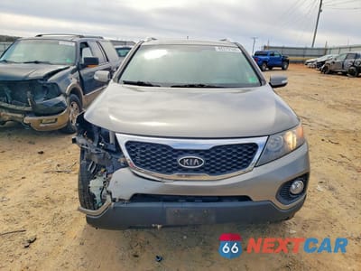 Piąte zdjęcie samochodu w środku: 2011 KIA SORENTO LX VIN:5XYKTDA21BG078016 - miniatura
