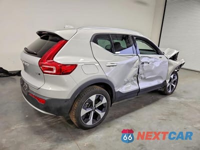 Trzecie zdjęcie samochodu z tyłu: 2025 VOLVO XC40 PLUS VIN:YV4L12UE6S2600778 - miniatura