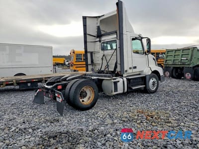 Czwarte zdjęcie samochodu z boku: 2017 VOLVO VNL SEMI TRUCK VIN:4V4N39TG0HN988104 - miniatura