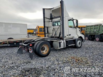 Czwarte zdjęcie samochodu z boku: 2017 VOLVO VNL SEMI TRUCK VIN:4V4N39TG0HN988104 - miniatura