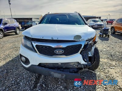 Piąte zdjęcie samochodu w środku: 2013 KIA SORENTO LX VIN:5XYKTDA62DG331396 - miniatura