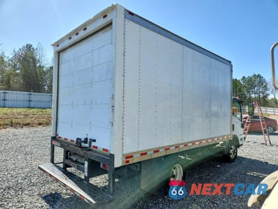 Trzecie zdjęcie samochodu z tyłu: 2018 ISUZU NPR BOX TRUCK VIN:JALB4W173J7F00272 - miniatura