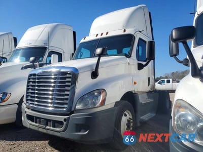 Drugie zdjęcie samochodu z przodu: 2016 FREIGHTLINER CASCADIA 125 SEMI TRUCK VIN:1FUBGEDV8GLHC5658 - miniatura