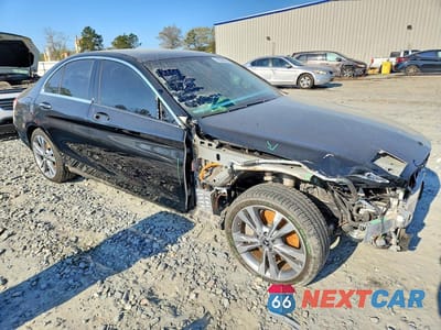 Czwarte zdjęcie samochodu z boku: 2018 MERCEDES-BENZ C 350E VIN:55SWF4HB2JU256289 - miniatura